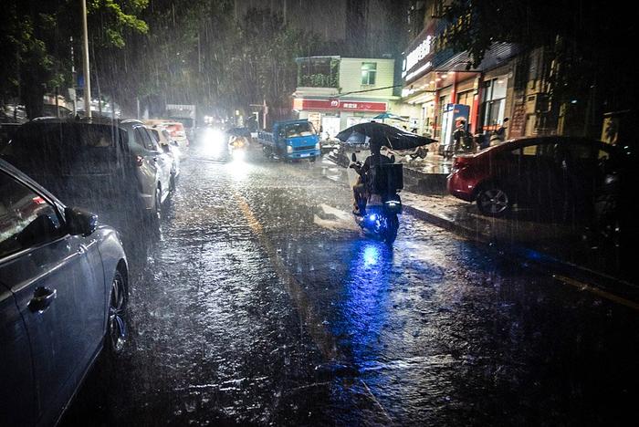 【图集】珠三角突发特大暴雨：多地停课，部分地铁停运