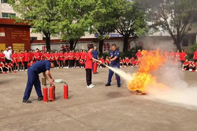 张桂梅喝着奶茶开心地笑了！这封她写的信，今日刷屏……