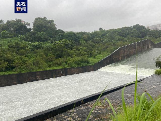 持续降雨致水位上涨 广东茂名高州水库开闸泄洪