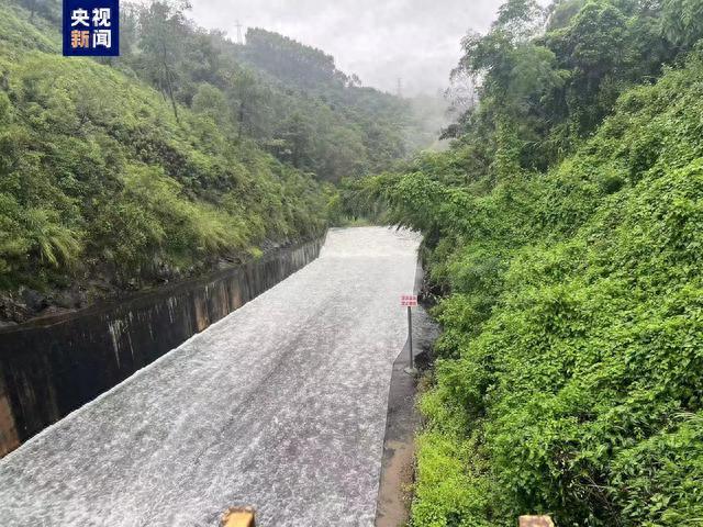 持续降雨致水位上涨 广东茂名高州水库开闸泄洪