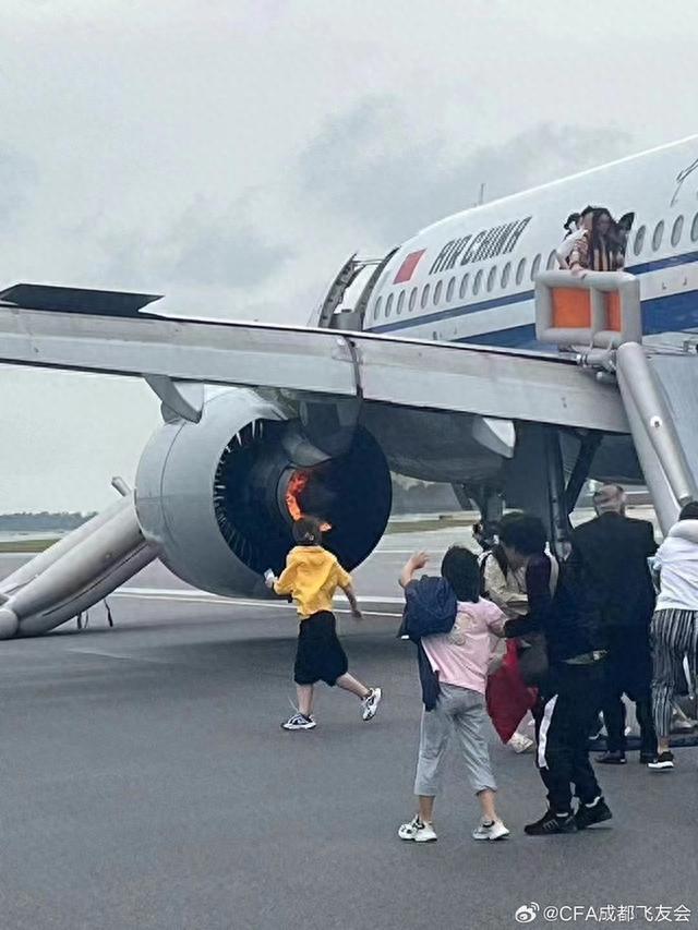 成都飞往新加坡的国航航班紧急降落樟宜机场，疑为左侧发动机起火，机上人员安全撤离