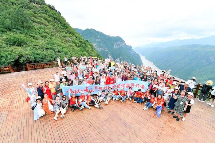 重庆区县“赛”消费 | 巫山县商务委主任周阳春：推动商文旅体深度融合，绘就山水港湾消费空间新版图