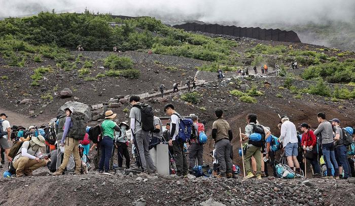 富士山客流量火爆 ，日本或将限制登山人数