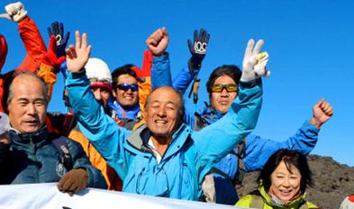 日本80岁“富士山先生”成功登顶富士山2230次，喊话要挑战珠峰