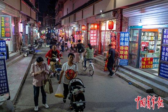 9月12日傍晚,北京市朝阳区费家村,街道上熙熙攘攘的人群。