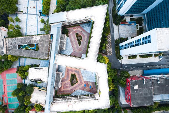 城事｜“二维世界”的成都：摄影师发现楼顶的26个字母