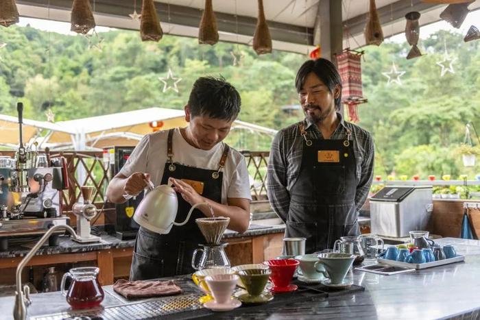 美酒加咖啡，一杯又一杯？400年前，它俩还在掐......