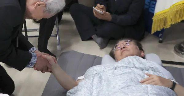 △ 因体力下降,只能平躺的李在明(图源:社交媒体)