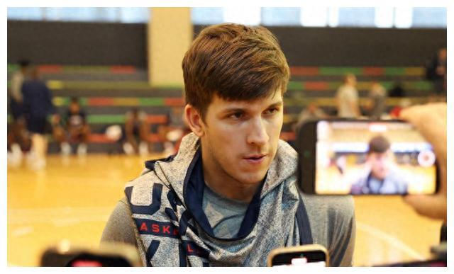 詹姆斯NBA直播全程高能表现引爆全场球迷热情欢呼不断