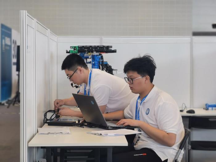选手参加第二届全国职业技能大赛移动机器人赛项比赛。新华社记者 刘惟真 摄