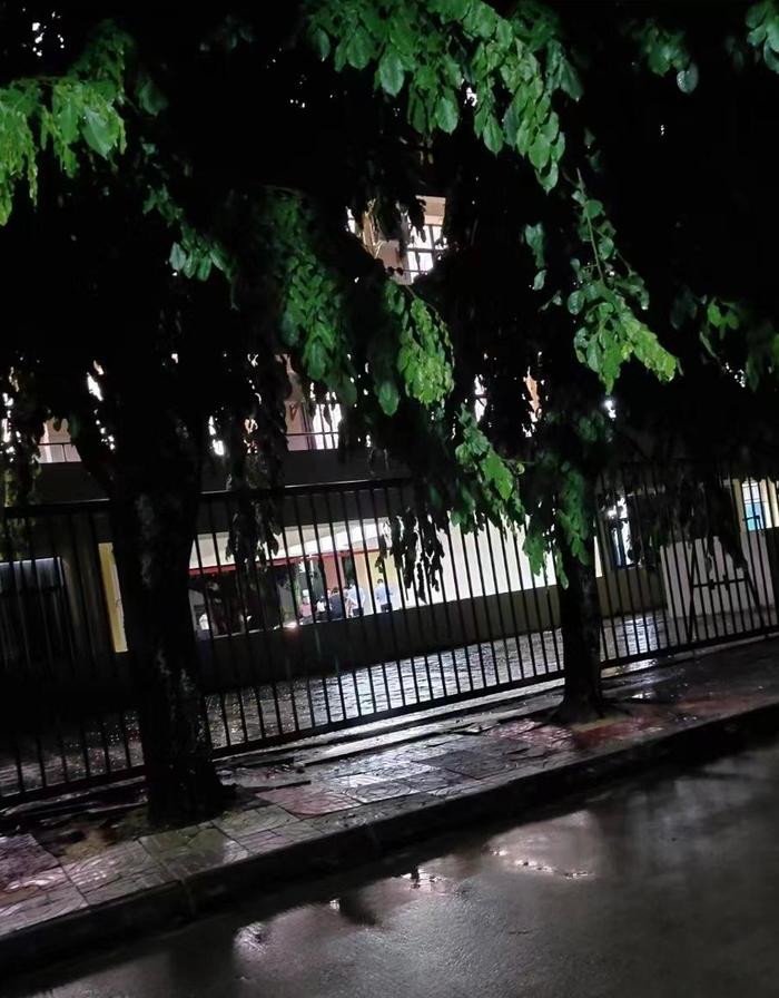 ▲事发后,校方在现场处置 图据受访者