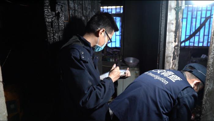 电瓶充电时起火，上海一对夫妻双双丧命！“二房东”获刑八个月