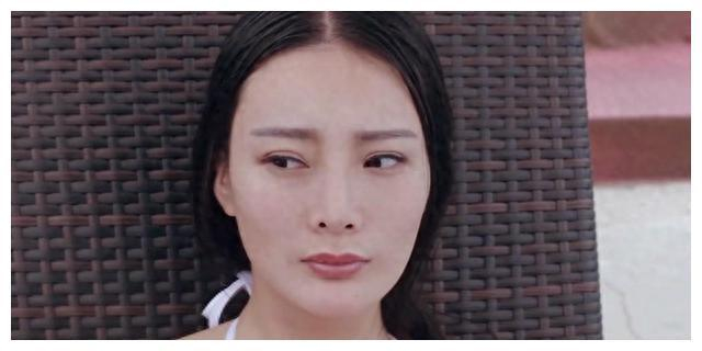 “夹手机”红遍网络，模特转艳星，枕边人功不可少