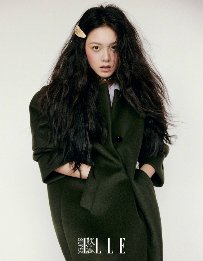 赵今麦从剧里“野”到剧外 最新杂志大片完美驾驭彩色烟熏妆