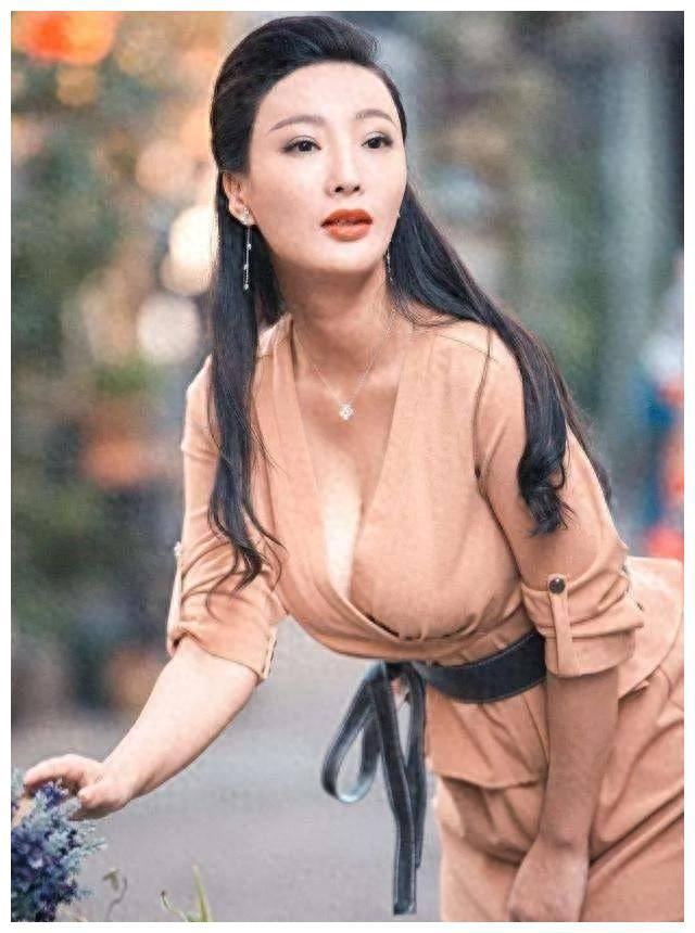 中国乳神王李丹妮闯荡娱乐圈：胸海纵横厄迹