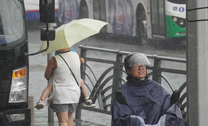 今天，青岛中到大雨、这个地方​局部暴雨！主要降雨时段在…快祈祷下班的时间点能手下留情吧！