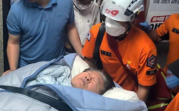 9月18日,李在明绝食示威第19天健康状况恶化,被送往医院治疗。图源:视觉中国