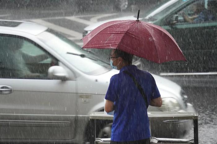 今天，青岛中到大雨、这个地方​局部暴雨！主要降雨时段在…快祈祷下班的时间点能手下留情吧！