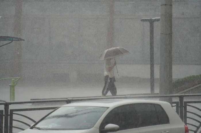 今天，青岛中到大雨、这个地方​局部暴雨！主要降雨时段在…快祈祷下班的时间点能手下留情吧！