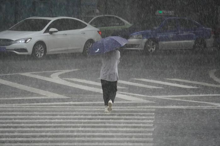 今天，青岛中到大雨、这个地方​局部暴雨！主要降雨时段在…快祈祷下班的时间点能手下留情吧！