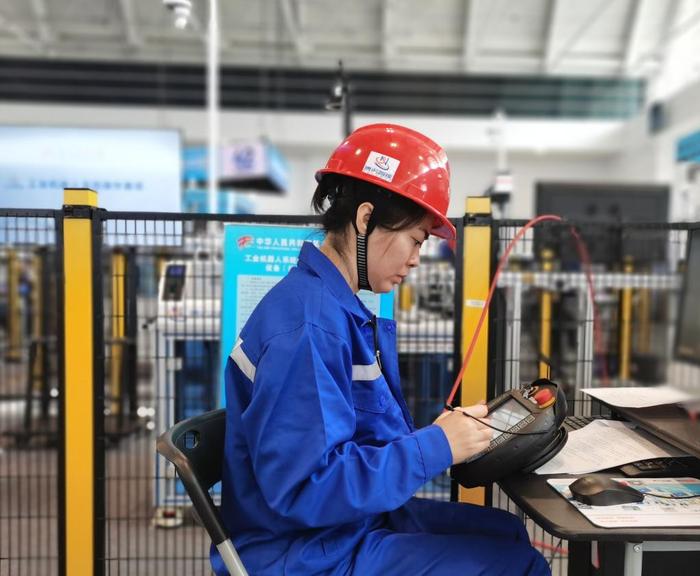 9月16日,选手参加工业机器人系统操作赛项比赛。(新华社记者 刘惟真 摄)