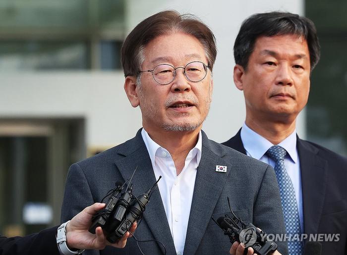 9月12日下午,共同民主党代表李在明在京畿道水原市灵通区水原地方检察厅结束“双铃集团对北汇款”疑惑调查后,正在回答记者提问,图片来源:韩联社