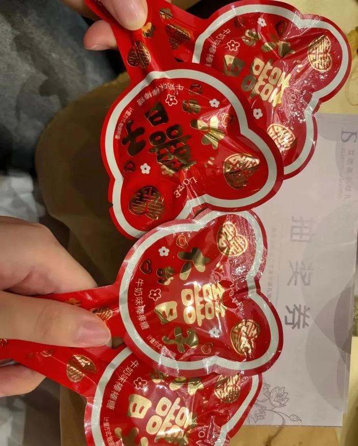 礼盒里的喜糖。 图/受访者提供