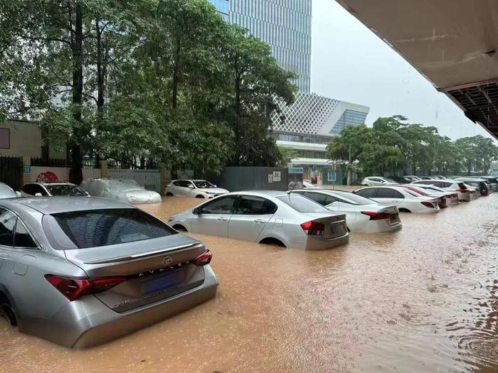 爱车在暴雨中被泡水，保险到底赔多少？