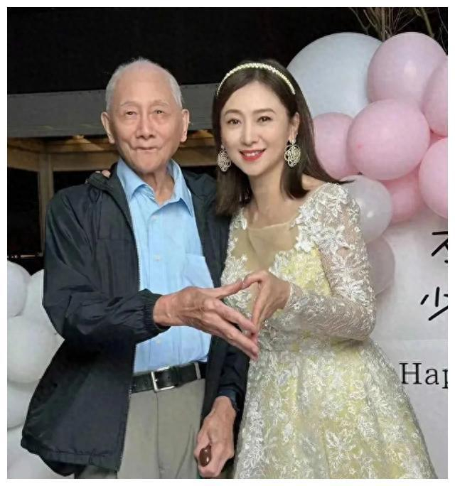 55岁翁虹晒出与96岁父亲合照，奶奶依旧盛美如少女！
