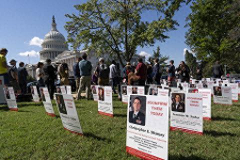 美共和党参议员阻挠300名军官晋升和任命，民主党人摆照片抗议