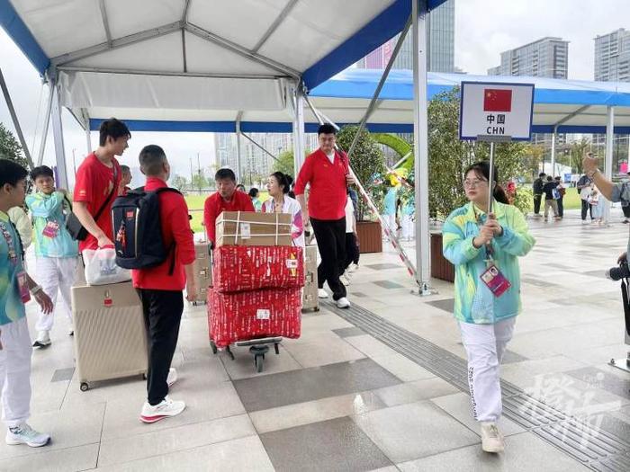 视频丨中国男篮抵达杭州亚运村运动员村，姚明也来了