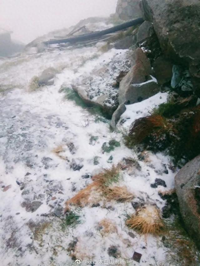 气温骤降！陕西宝鸡太白山迎来今秋第一场雪