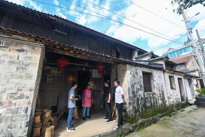 2023年7月26日,诸暨东白湖镇社会治理办公室负责人等入户了解村民宅基地指标纠纷的具体情况。新华社记者 徐昱 摄