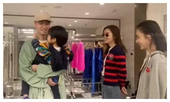 古巨基儿子夸阿娇、阿Sa素颜靓,阿娇尴尬“假笑”,显不自然!