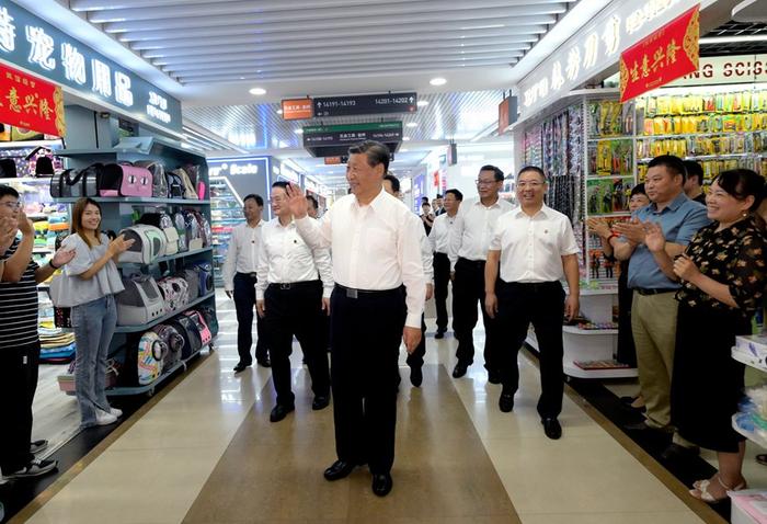 9月20日上午,习近平总书记在义乌国际商贸城考察。新华社记者 李学仁 摄