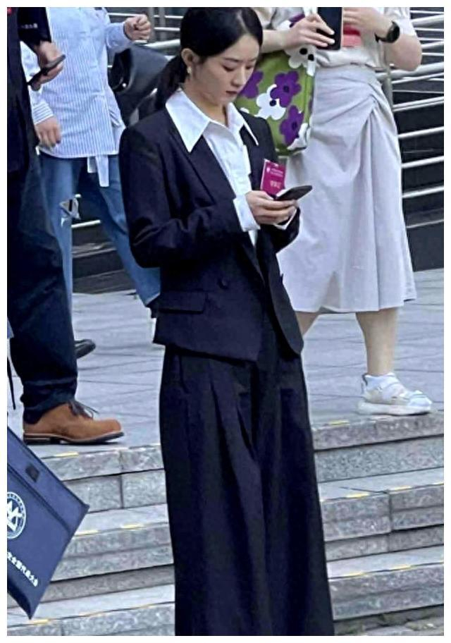 赵丽颖西装低马尾出席艺术家大会,状态极佳惊艳众人