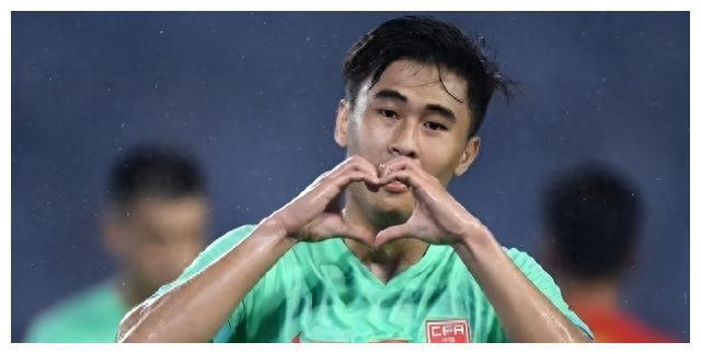 戴伟浚与江疏影甜蜜互动!中国足坛神雕侠侣再现!