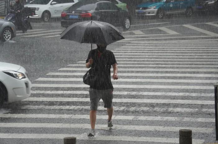 今天，青岛有中雨！明天，有中雨！后天，有阵雨！大后天，还有……网友：啥意思，中间停一天犯法吗？