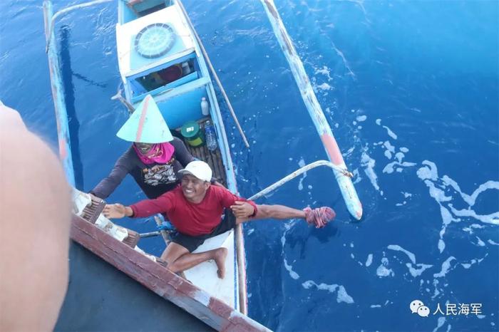仁爱礁附近海域，中国海军救助菲渔民