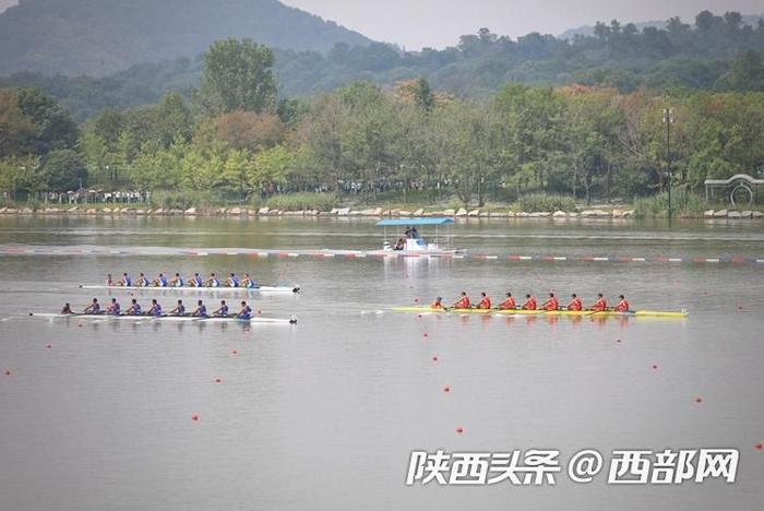 陕西运动员吕毅与队友夺得亚运会赛艇男子八人单桨有舵手金牌