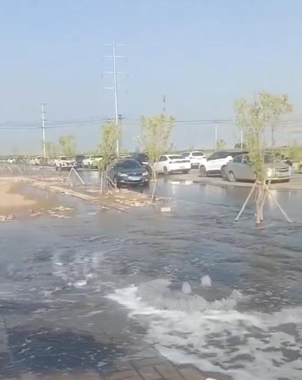 呼和浩特居民投诉企业从井盖口“排污”，环保部门：园区管网有问题正扩建