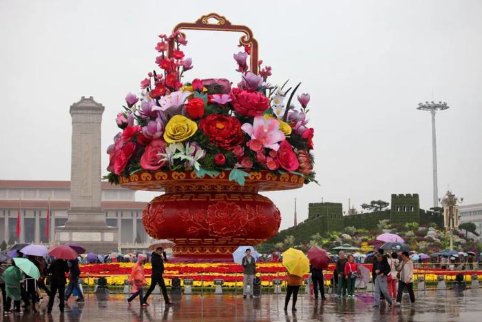 “祝福祖国”巨型花篮正式亮相，盘点十年国庆花篮