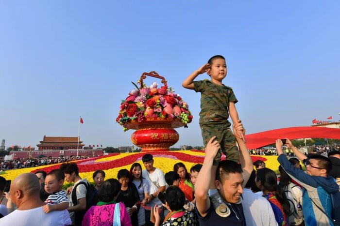 “祝福祖国”巨型花篮正式亮相，盘点十年国庆花篮