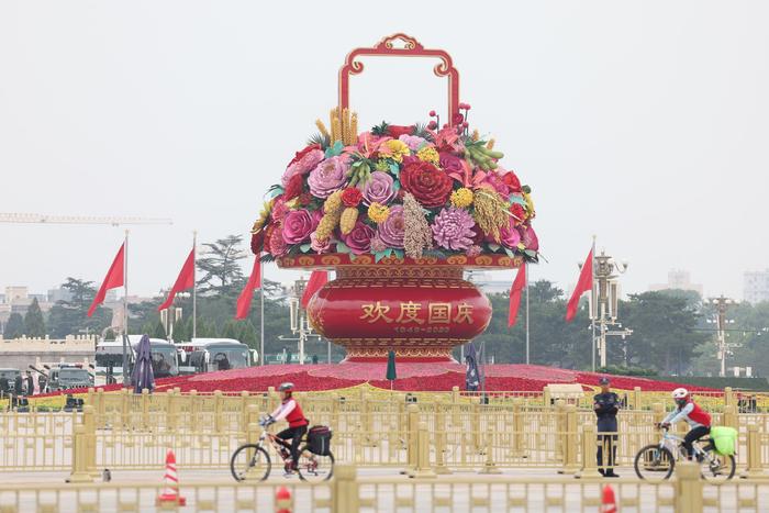 “祝福祖国”巨型花篮正式亮相，盘点十年国庆花篮