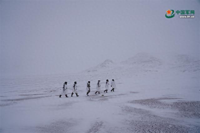一群边防官兵在“冰莲山”扎下了根，让青春之花在雪山盛开