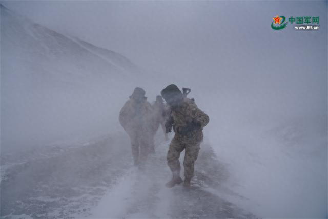 一群边防官兵在“冰莲山”扎下了根，让青春之花在雪山盛开