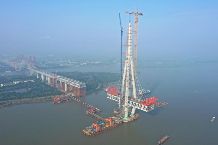创下多个世界首创 世界最高斜拉桥桥塔封顶