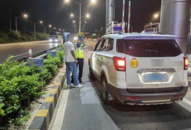 实习司机疯狂操作！高速飙车145km/h，身边还没“老司机”……