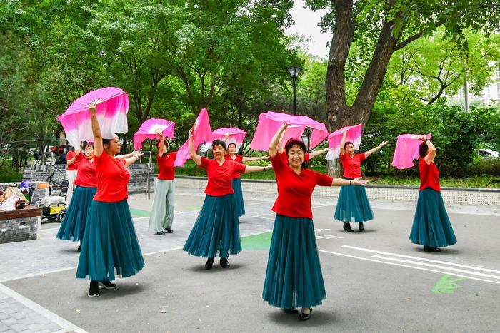 广渠门桥东侧绿地改建成全龄友好公园，今天开园了