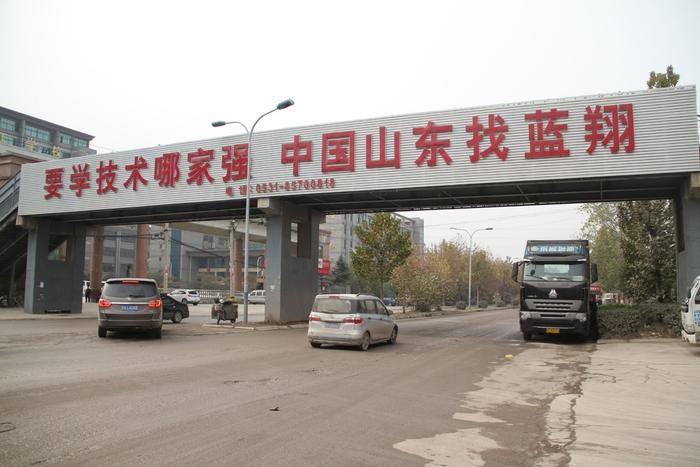 蓝翔广告。图/IC photo